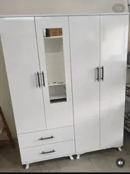 Ünye Spot sıfır 3 kapaklı aynalı beyaz gardırop, iki çekmeceli